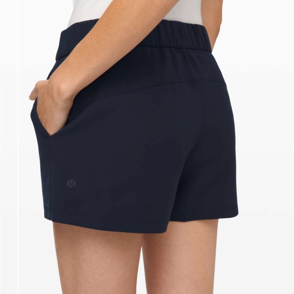 Lululemon On the Fly Short 2.5 inseam in True Navy Size 4 EUC